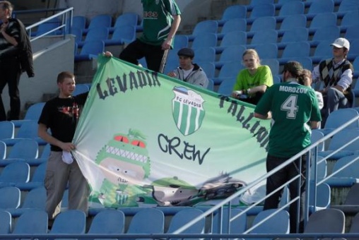 Sellest hoolimata kasvas toetus ning peagi toodi v&auml;lja ka Levadia Crew lipp. Foto: Siim Semiskar
