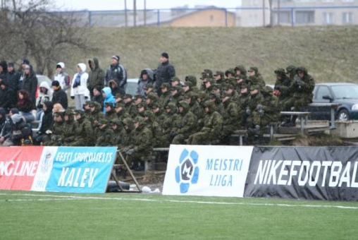 Tallinna Kalev t&otilde;i oma kodum&auml;ngule toeks s&otilde;jav&auml;elased. Foto: Catherine K&otilde;rtsmik