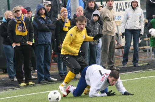 Viljandi Tuleviku f&auml;nnid ei paista silma h&auml;&auml;lekusega, kuid kolla-sinised v&auml;rvid seisavad alati meeskonna k&otilde;rval. Nii kodus kui v&otilde;&otilde;rsil, nii heas kui halvas. Foto: Timo Kikas