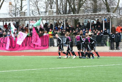 T&auml;helepanu keskpunktis p&uuml;sisid aga endiselt n&otilde;mmekad, kes alistasid toetajate kaasaelamisel TVMK ning pidasid hullumeelseks hinnatud plaane tiitli eest v&otilde;idelda. Foto: Catherine K&otilde;rtsmik