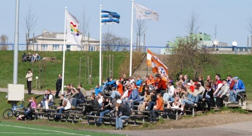 Kalevi ja Maag Tammeka toetajad on v&auml;ieksele trib&uuml;&uuml;nile s&otilde;bralikult &auml;ra mahtunud. Foto: M&auml;rt Vassiljev