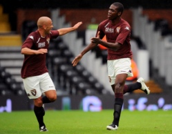 Ogbonna (paremal) t&auml;histamas v&auml;ravat sel suvel s&otilde;prusm&auml;ngus Fulhami vastu. Foto: Internet