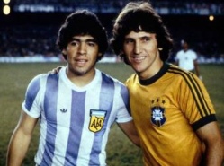 M&auml;ngijakarj&auml;&auml;ri ajal oli Zico (paremal) nii k&otilde;va mees, et sai poseerida koguni Maradona k&otilde;rval. Foto: Internet