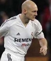 Gravesen j&otilde;udis karj&auml;&auml;ri jooksul kanda ka Reali s&auml;rki. Foto: Internet
