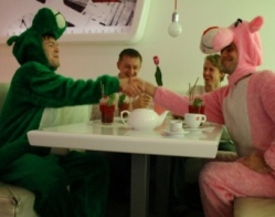 Saba nimel! Roheline Panter seljatas roosa