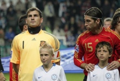Iker Casillas (kollases) ja Sergio Ramos (punases) astusid sammukese Barcale l&auml;hemale. Foto: Siim Semiskar/ERR Sport