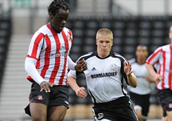 Ojamaa (keskel) viibib Staffordis laenul Derby County'st. Foto: Derby County