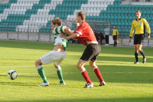 Alo Dupikov surfab v&auml;ravalainel. Foto: Heiki Rebane