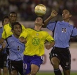 Kerlon sooritamas h&uuml;lgetriblingut Brasiilia s&auml;rgis. Foto: footballcommentator.blogspot.com