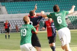 Trans (puna-sinises) polnud ka korduskohtumises oma &uuml;lesannete k&otilde;rgusel, kuigi suutis l&uuml;&uuml;a auv&auml;rava. Foto: M&auml;rt Vassiljev (arhiiv)