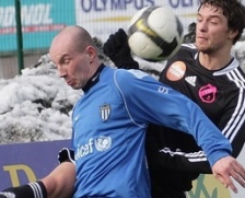 Aleksandr Karpõtšev (sinises) lõi värava, kuid nullis selle harvanähtavalt rumala veaga. Foto: Siim Semiskar/ERR Sport (arhiiv)