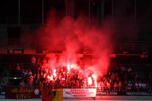 Galatasaray fännid süütasid "värava" järel oma pürotehnika. Valehäire oli. Foto: Catherine Kõrtsmik
