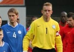 Mart Poom toetab koondist nüüd platsi kõrval. Foto: Timo Kikas