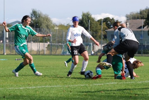Flora ja Levadia naiskondade mängus lendas nii murukamakaid kui ka florakaid ja levadialasi - armu ei saanud miski ega keegi. Foto: Märt Vassiljev