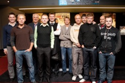 Vasakult: Markus Lukk, Kari-Andri Kask (koondise mänedžer), Ants Juhvelt (EJL rannajalgpalli juht), Verner Uibo, Rando Rand, Kert Haavistu (peatreener), Andreas Aniko, Taavi Tammo, Indrek Siska, Vaiko Tammeväli ja Aleksander Saharov. Foto: Eesti Rannajalgpalli Liit