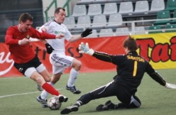 Aleksandrs Abramenko tõmbab palli Daniil Savitskist mööda ja lööb mängu ainsa värava. Foto: Märt Vassiljev