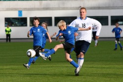 Sarnasel moel ajasid lapsed täna palli taga Meistriliiga mängijate ja treenerite vastu. Ja võitsid 4:0! Foto: Hendrik Osula (arhiiv)
