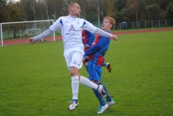 Sillamäe (valges) ja Paide (puna-sinises) pallurid võitluses palli eest. Foto: Gertrud Alatare