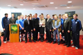 Turniiri korraldajad (eesplaanil) loodavad mängijatele (tagaplaanil) korralikku tuge publikult. Foto: Gertrud Alatare