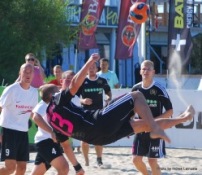 Rannajalgpallis on efektsed käärlöögid võrdlemisi tavaline nähtus. Foto: Indrek Leinuste