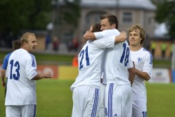 Njazi Kuqi (nr 18) 1:0 värava järgseid õnnitlusi vastu võtmas. Foto: Imre Pühvel