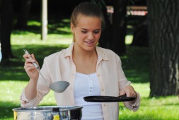 Getter Jaani on lisaks laulmisele Kalju mängudel ka pannkooke küpsetanud. Foto: Gertrud Alatare