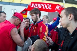 Hispaania U-21 staar David de Gea Tallinnas autogrammiküttide piiramisrõngas. Foto: Hendrik Osula