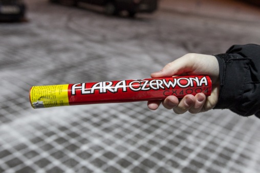 Poolakeelse teksti kohal on suur jalgpalli kujutis, mis annab tunnistust sellest, et vähemalt need pulgad ilmselt merehädalistele mõeldud pole. Foto: Hendrik Osula