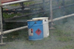 Tihtipeale antakse pürokavatsustega fännidele kaasa ka tünnid, kuhu kasutatud atribuutika ohutult ära saab panna. Foto pärineb JK Tallinna Kalevi ja Rakvere Tarva üleminekumängult. Foto: Brit Maria Tael