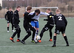 Kas Tauno Tekko (nr 8) ja Robert Kirss (kaptenipaelaga) võitlevad tuleval hooajal palli pärast hoopis ise valges särgis? Foto: Rein Murakas