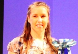 Pille Raadik 2012. aastal parima naisjalgpalluri auhinnaga. Foto: Gertrud Alatare