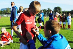 Sander Puri andmas autogrammi noorele suvelaagrilisele. Foto: Gertrud Alatare