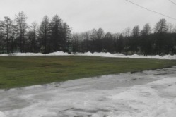 Hiljuti lumest puhtaks lükatud muruväljak. Foto: FC Elva