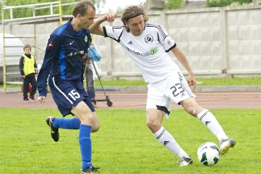 Kitto rekordmängus Vladimir Voskoboinikovi takistamas. Foto: Sergei Stepanov