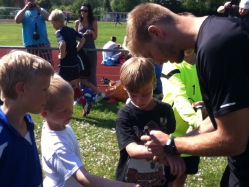 Ragnar Klavan oli Hiiumaal väikeste poiste seas väga populaarne. Foto: Kasper Elissaar