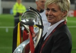 Saksamaa peatreener Silvia Neid Euroopa meistrikarikaga. Foto: Heiki Rebane (arhiiv)