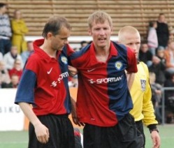 Aasta 2009 - Kitto aitab viga saanud meeskonnakaaslase Tomas Rimase väljaku kõrvale. Foto: Märt Vassiljev