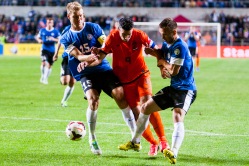 Ragnar Klavan (vasakul) madistas Robin van Persiega kui võrdne võrdsega. Foto: Gertrud Alatare
