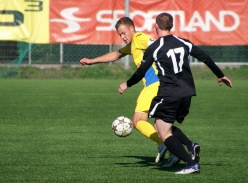 Oleg Valov (paremal) oma Premium liiga debüüdil võitlemas Sander Viiraga. Foto: Jana Pipar