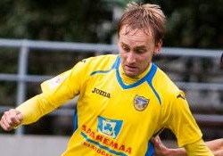 Martti Pukk maadleb pisivigastustega ega käinud kalevi vastu murul. Foto: Gertrud Alatare (arhiiv)