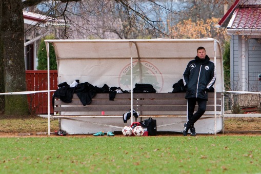 Uhkes üksinduses: Igor Prins varumehi ootamas. Foto: Gertrud Alatare