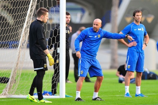 Marko Meerits Abu Dhabis Peter Boszilt õpetussõnu saamas. Foto: vitesse.nl