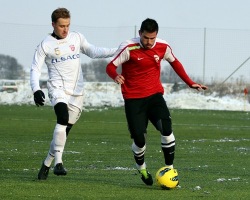 Eino Puri (vasakul) võitluses Diosgyöri mängijaga. Foto: dvtk.eu