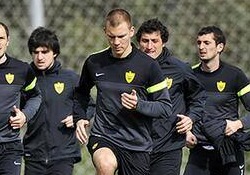 Aleksei Belov (keskel) osalemas Anži treeningul.