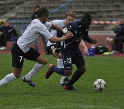 Viimane Kalevite kohtumine lõppes Tallinlastele katastroofilise 0:9 kaotusega. Siis tegi Sillamäel tegusid veel Aidara (paremal). Foto: Brit Maria Tael