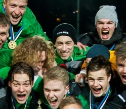 Gerdo Juhkam (keskel) sai küll kaaslastega tähistada, kuid tegelikult ei tohtinud noormees mängus osaleda. Foto: Gertrud Alatare