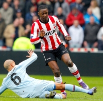 Jetro Willems (punavalge triibulises särgis). Foto: psv.nl