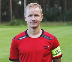 Vahur Vahtramäe pole lõpetanud ka oma mängijakarjääri - mees kuulub karikas poolfinaali jõudnud HÜJK Emmaste hingekirja. Foto: emmaste.eu