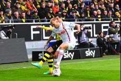 Klavan Borussia ründetähe Henrikh Mkhitarjaniga võitlemas. Foto: fcaugsburg.de