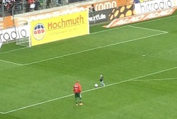 Romer ja Ragnar mängujärgselt fännisektori ees palli tagumas. Foto: erakogu